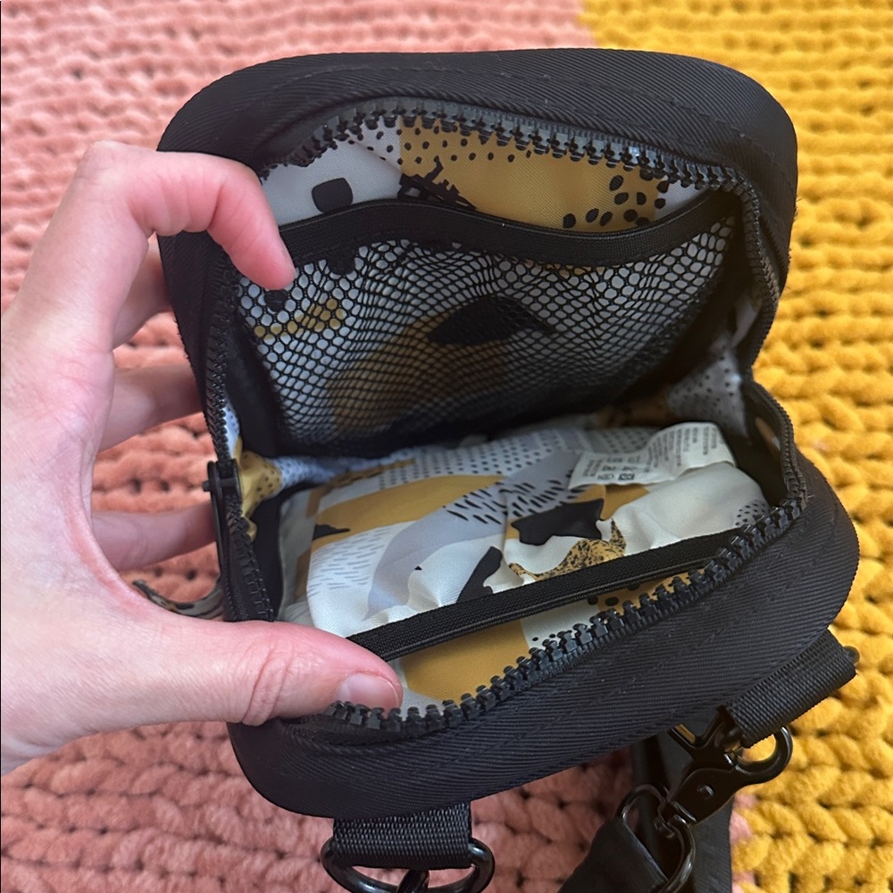 Thread Wallets Brand Black Crossbody Bag - Picture 3 of 4